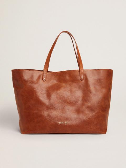 Pasadena Bag in tan-colored glossy leather with gold logo on the front