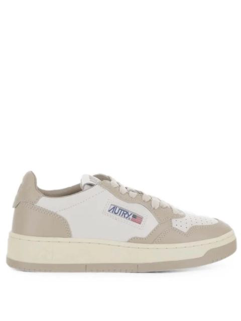 AUTRY MEDALIST LOW SNEAKERS IN WHITE LEATHER AND FEATHER