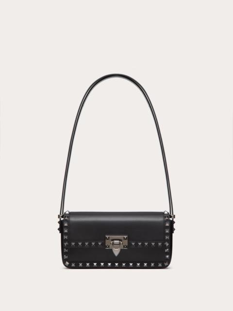 ROCKSTUD23 E/W SMOOTH CALFSKIN SHOULDER BAG