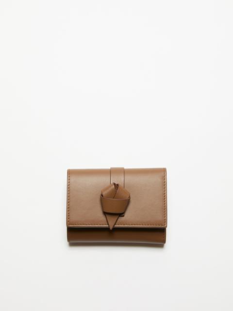 Acne Studios Musubi folded wallet - Camel brown