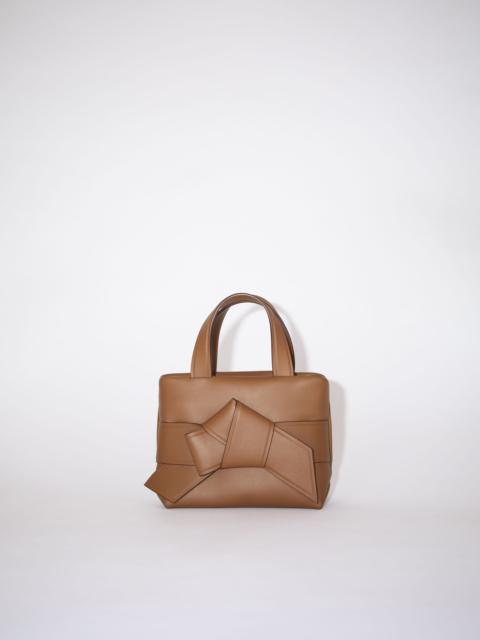 Acne Studios Musubi micro tote - Camel brown