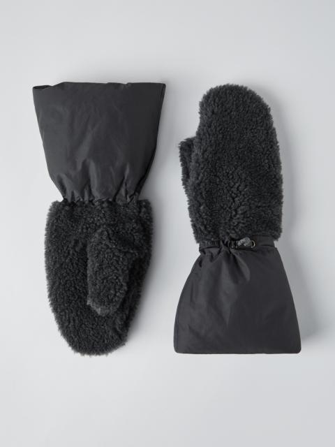 Virgin wool and cashmere fleecy mittens with precious chain