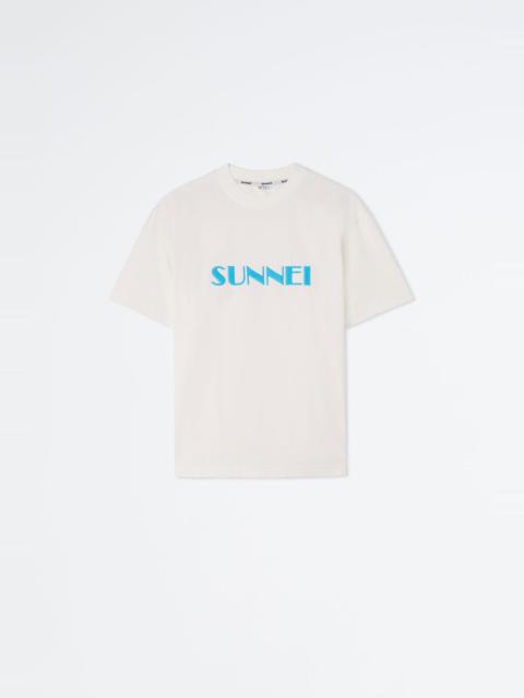 SUNNEI WHITE T-SHIRT WITH LIGHT BLUE EMBROIDERED LOGO
