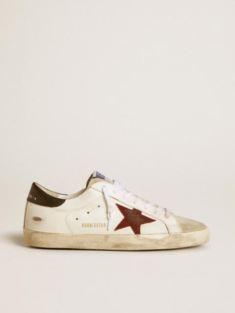 Super-Star with earth-brown suede star and dark green leather heel tab