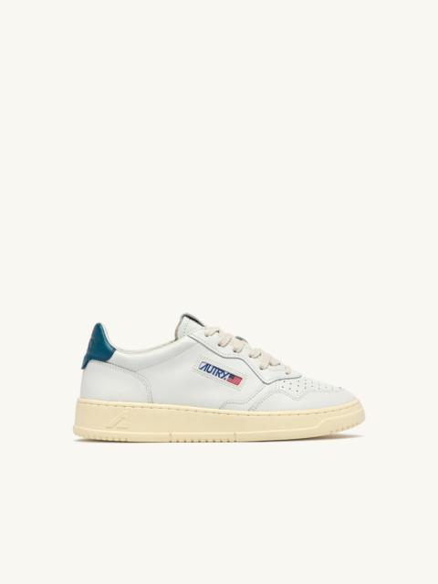 AUTRY MEDALIST LOW SNEAKERS IN WHITE AND MALLARD BLUE LEATHER