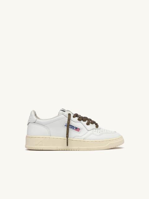 AUTRY MEDALIST LOW SNEAKERS IN WHITE LEATHER WITH CHOCOLATE CHIP LUREX DETAILS