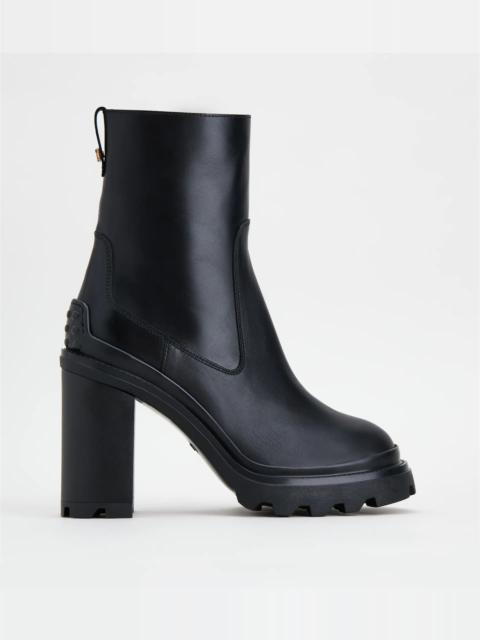 Tod's ANKLE BOOTS IN LEATHER - BLACK