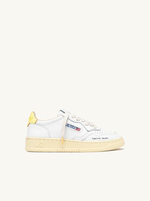 MEDALIST LOW SNEAKERS IN WHITE AND LEMON MERINGUE LEATHER