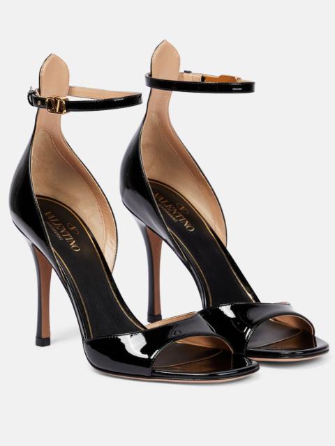VLogo patent leather sandals