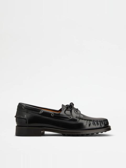 Tod's BOAT SHOES IN LEATHER - BLACK