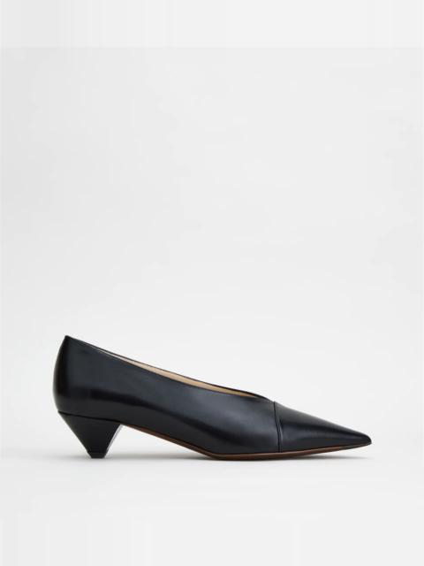 Tod's PUMPS IN LEATHER - BLACK