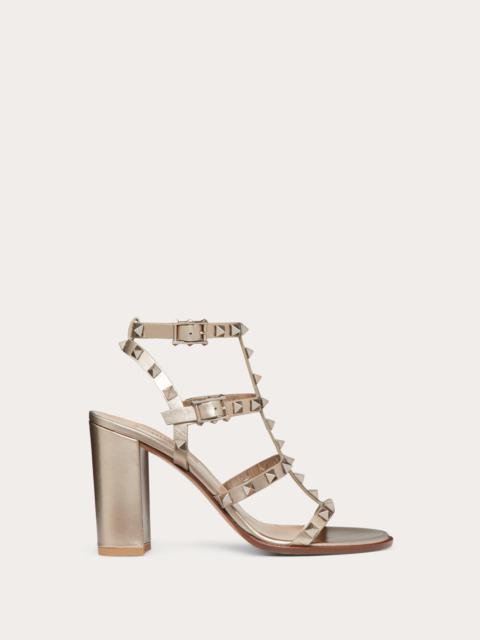 ROCKSTUD METALLIC CALFSKIN LEATHER ANKLE STRAP SANDAL 90 MM