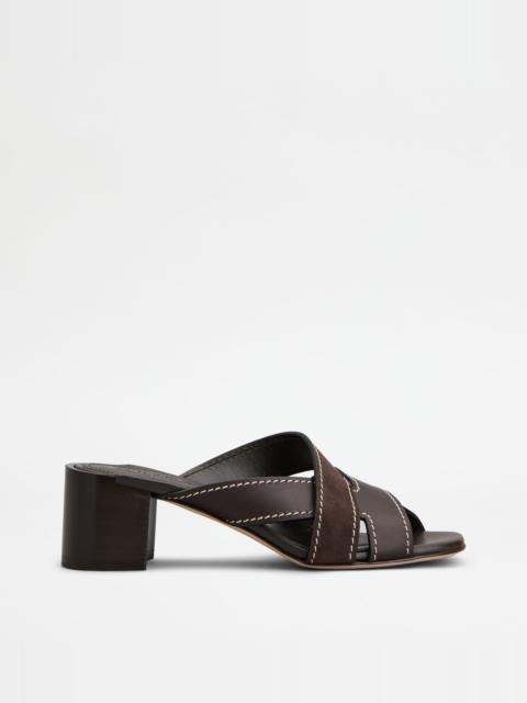 Tod's SANDALS IN LEATHER - BROWN