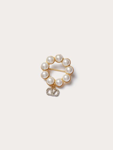 VLOGO SIGNATURE METAL BROOCH WITH SWAROVSKI® CRYSTALS AND PEARLS