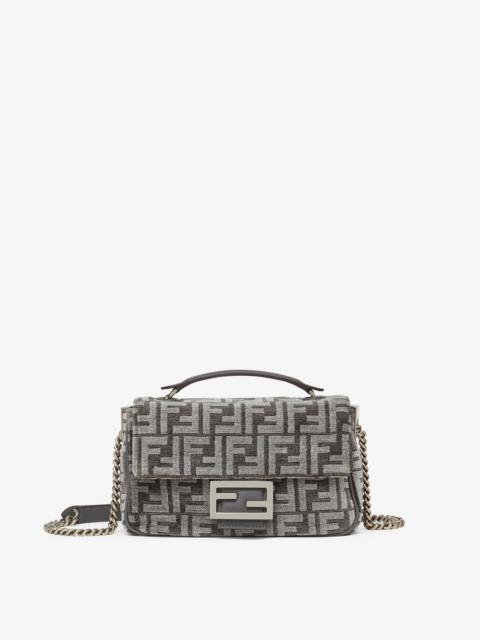 FENDI Iconic medium-sized Baguette bag with chain, made of chenille with dark gray FF tapestry motif. Fini