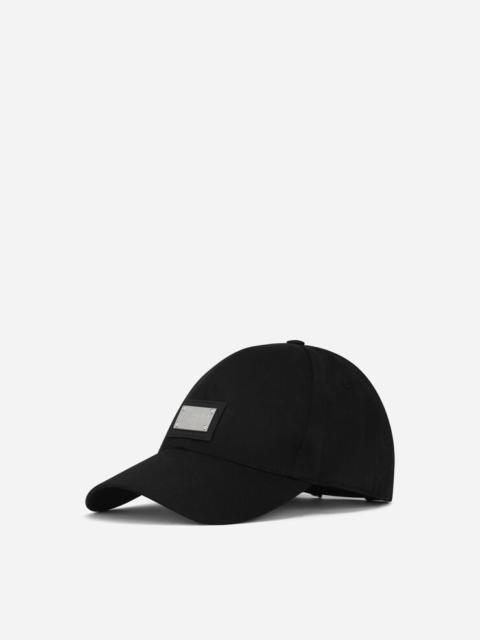 Cotton baseball cap with branded tag