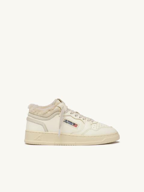AUTRY MED-WAY SNEAKERS IN LEATHER AND SHEARLING COLOR WHITE AND MARSHMALLOW