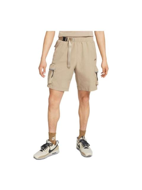 Nike 남자 나이키 Sportswear 기술 팩 태양열 집열기 로고 수를 놓은 옆 탄력 있는 허리띠 반바지 Khaki DQ4