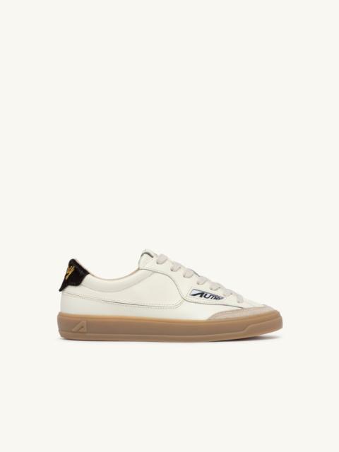 AUTRY WINDSCAPE LOW SNEAKERS IN MARSHMALLOW AND BROWN LEATHER