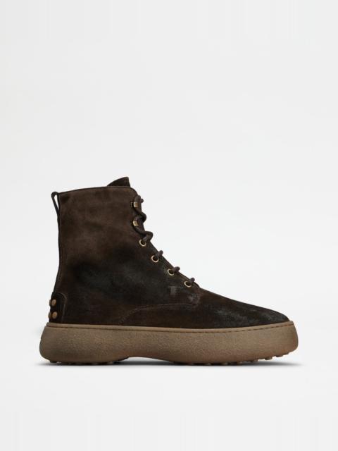 TOD'S W. G. LACE-UP ANKLE BOOTS IN SUEDE - BROWN
