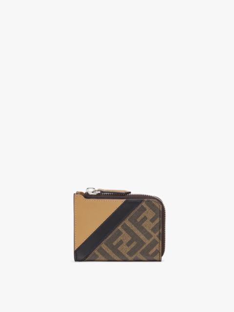 Card holder with two side zips. Made of textured fabric with FF motif in brown and tobacco. Embellis