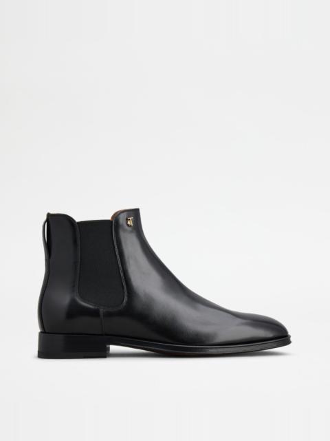 Tod's ANKLE BOOTS IN LEATHER - BLACK