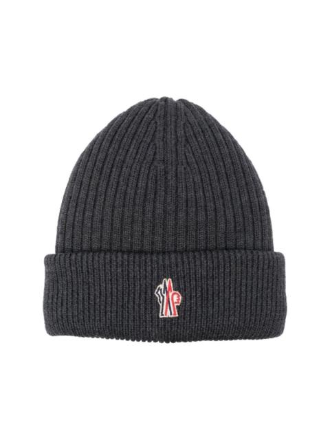 ribbed-knit logo-patch beanie hat
