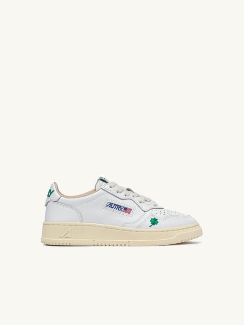 AUTRY MEDALIST LOW ‘CLOVER’ SNEAKERS IN WHITE AND AMAZON LEATHER