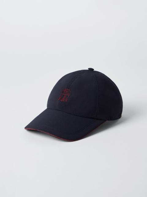 Water-resistant microfiber baseball cap with contrast details and embroidered logo
