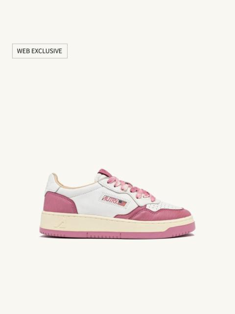 AUTRY MEDALIST LOW SNEAKERS IN WHITE AND FOXGLOVE LEATHER