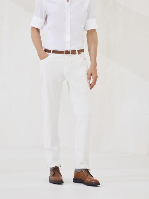 Garment-dyed traditional fit five-pocket trousers in comfort cotton lightweight denim