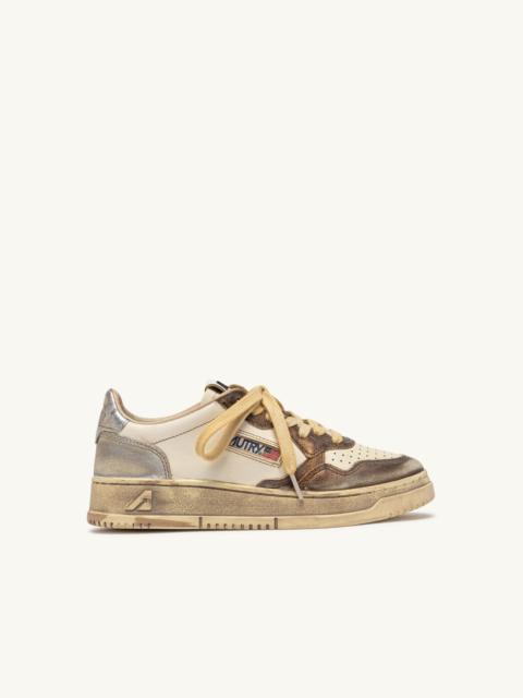 AUTRY MEDALIST LOW SUPER VINTAGE SNEAKERS IN CHOCOLATE AND SILVER LEATHER