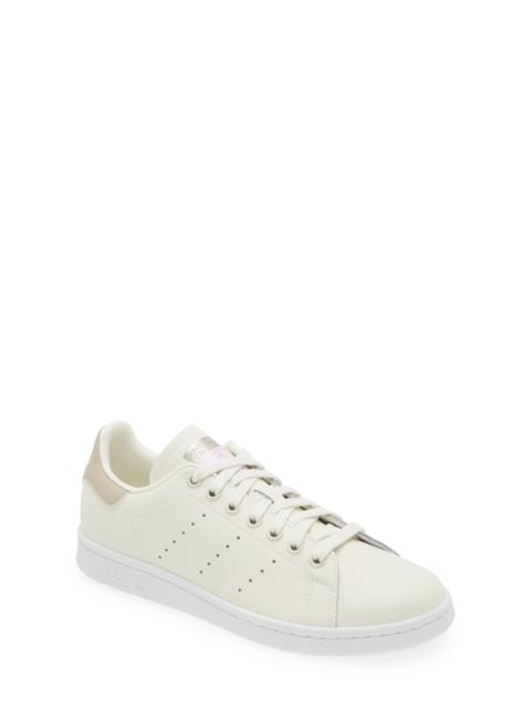 Primegreen Stan Smith Sneaker in Off White/Beige/Silver