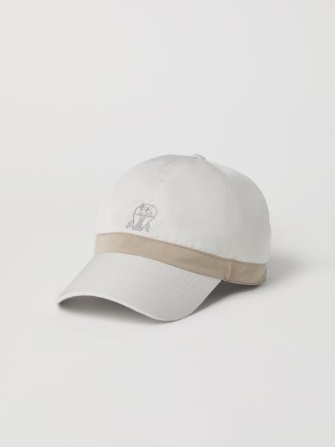 Water-resistant microfiber baseball cap with contrast details and embroidered logo