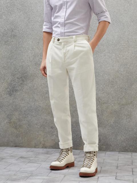 Garment-dyed leisure fit trousers in cotton corduroy