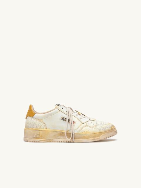 AUTRY MEDALIST LOW SUPER VINTAGE SNEAKERS IN WHITE AND YELLOW LEATHER