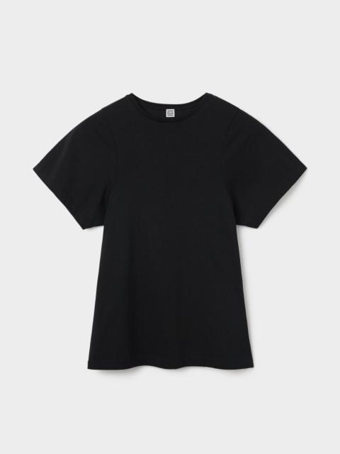 Curved seam tee black