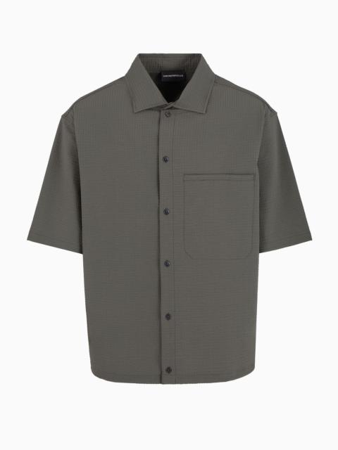 Short-sleeved oversized shirt in technical seersucker