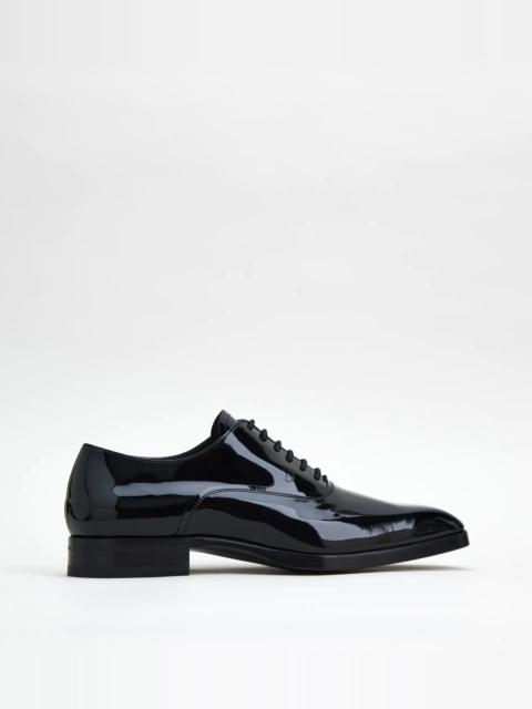 Tod's LACE-UPS IN PATENT LEATHER - BLACK