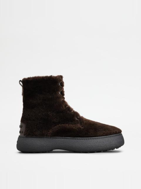 Tod's TOD'S W. G. LACE-UP ANKLE BOOTS IN SHEEPSKIN - BROWN