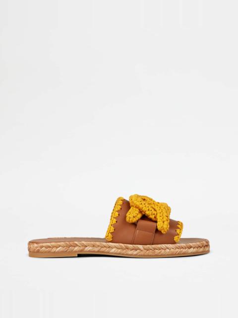 Tod's KATE SANDALS IN LEATHER - BROWN