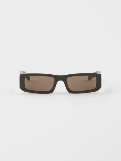 Sunglasses with triangle logo