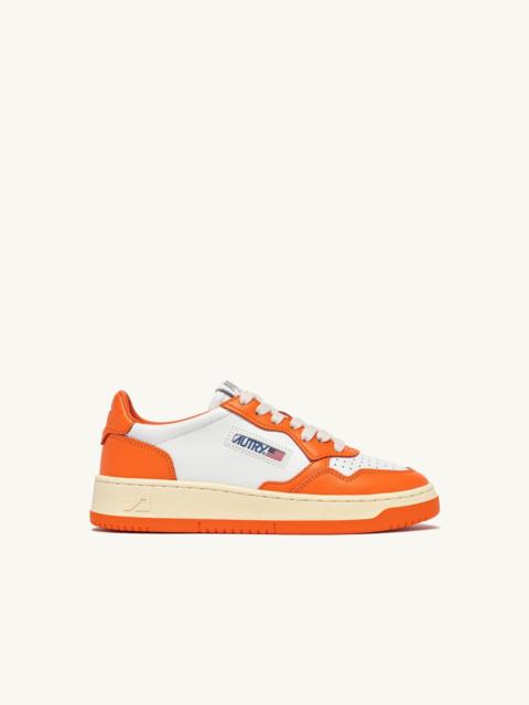 AUTRY MEDALIST LOW BICOLOR SNEAKERS IN WHITE AND PARSIMMON ORANGE LEATHER