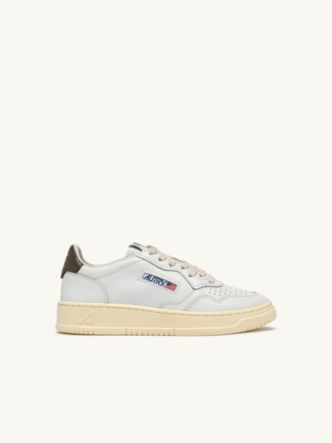 AUTRY MEDALIST LOW SNEAKERS IN WHITE AND CHOCOLATE LEATHER