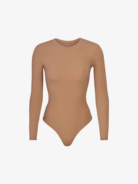 Fits Everybody round-neck stretch-woven body