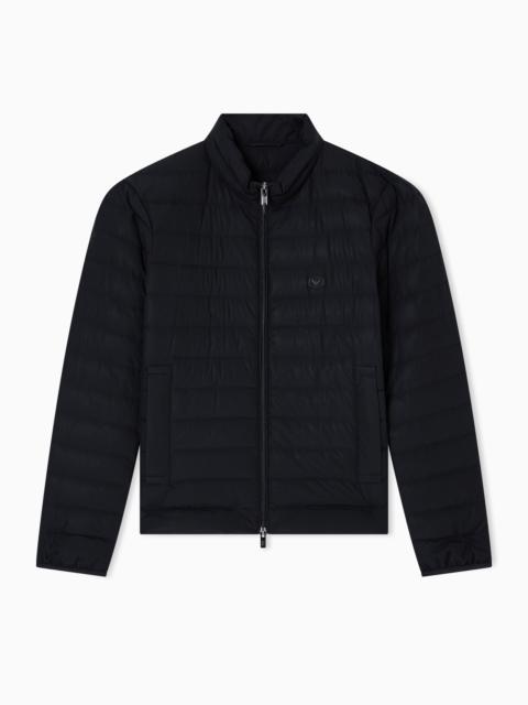 EMPORIO ARMANI 퀼트 나일론 전체 지퍼 다운 재킷과 독 로고 패치