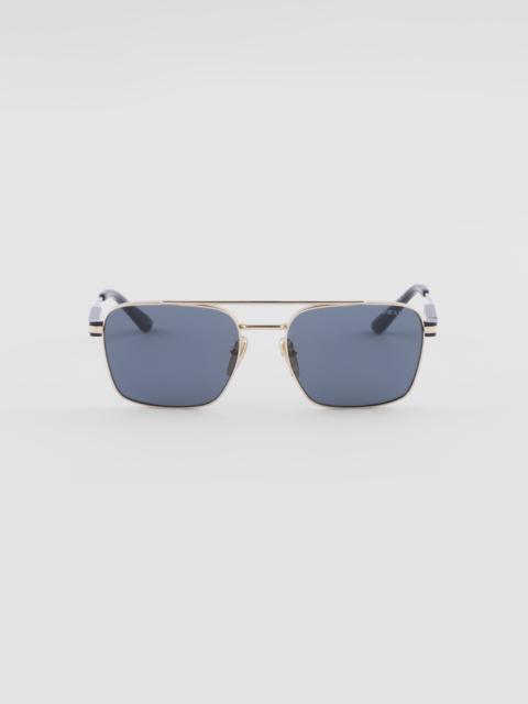Sunglasses with iconic metal plaque