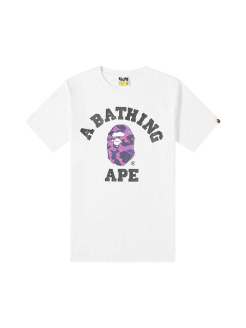 A BATHING APE® BAPE 색깔 위장 대학 티 'White/Purple 이름 *