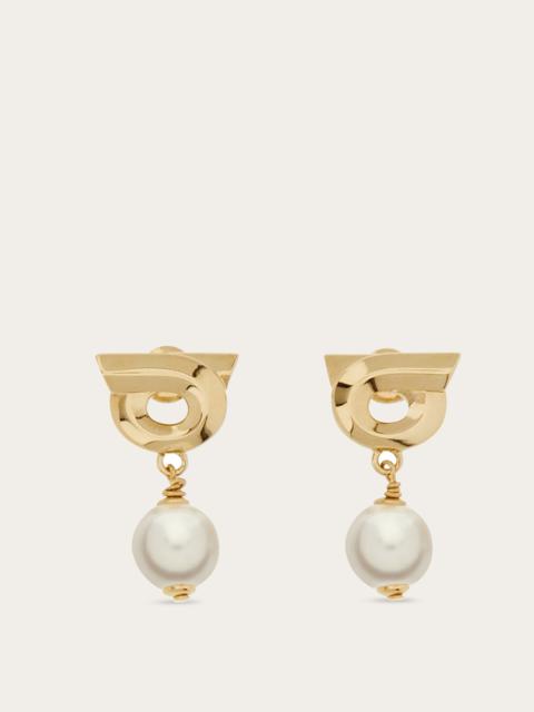 Gancini earrings with synthetic pearls