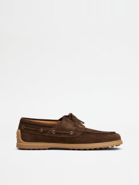 Tod's BOAT SHOES IN SUEDE - BROWN